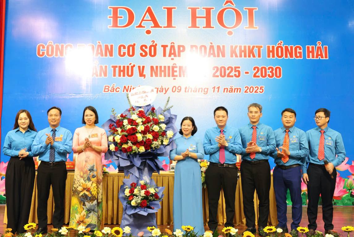Leaders of the Bac Ninh Provincial Federation of Labor presented flowers to congratulate the congress. Photo: Quyet Chien