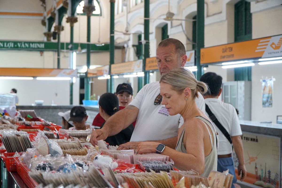 Du khach lua chon buu thiep, qua luu niem tai Buu dien TPHCM. Anh: Thanh Chan