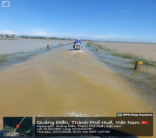 VNPT の人々は情報を提供するために洪水道路を渡った。写真：VNPT