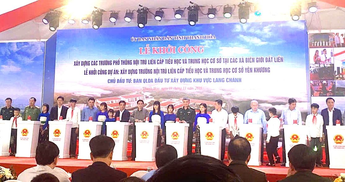 Thu tuong Chinh phu cung lanh dao, nhan dan va hoc sinh thuc hien nghi thuc khoi cong cong trinh. Anh: Tran Lam