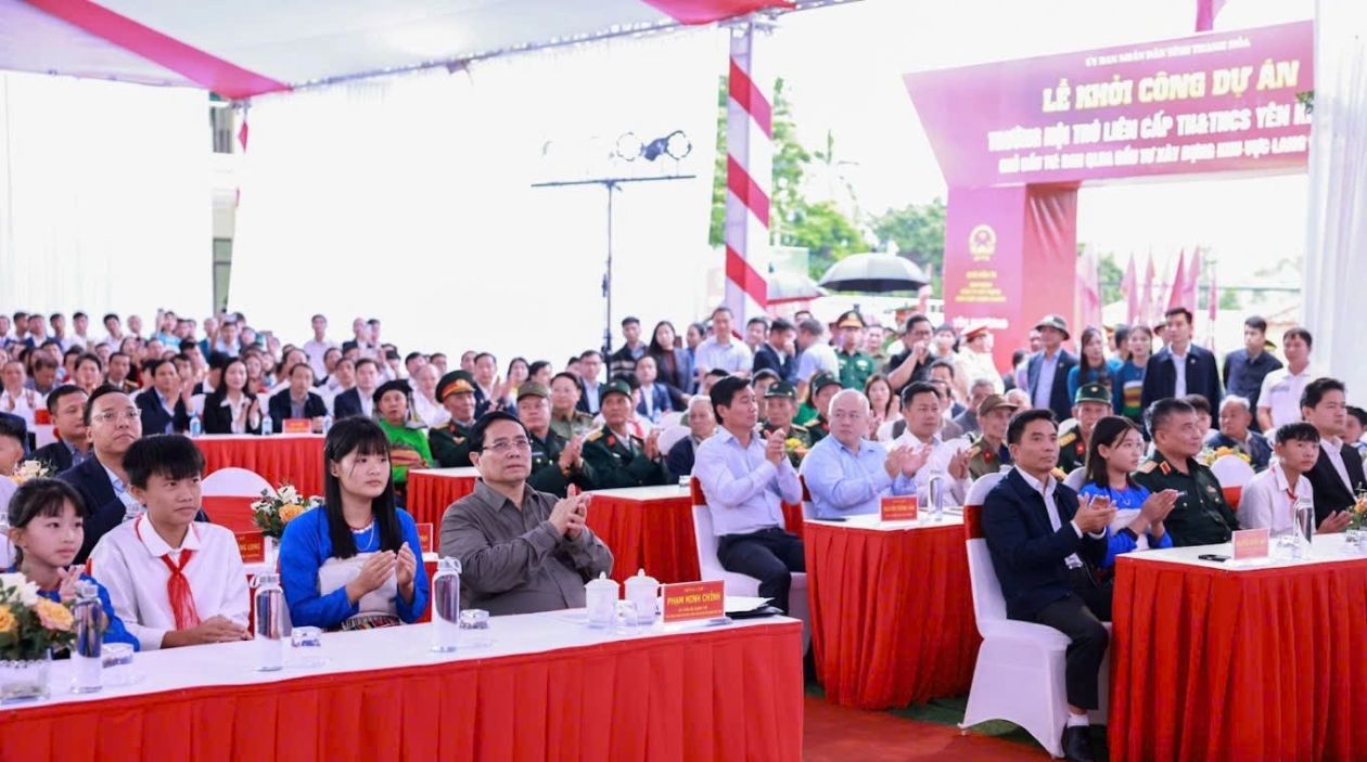 Thu tuong Chinh phu du le khoi cong truong noi tru lien cap tai xa Yen Khuong, tinh Thanh Hoa. Anh: Tran Lam