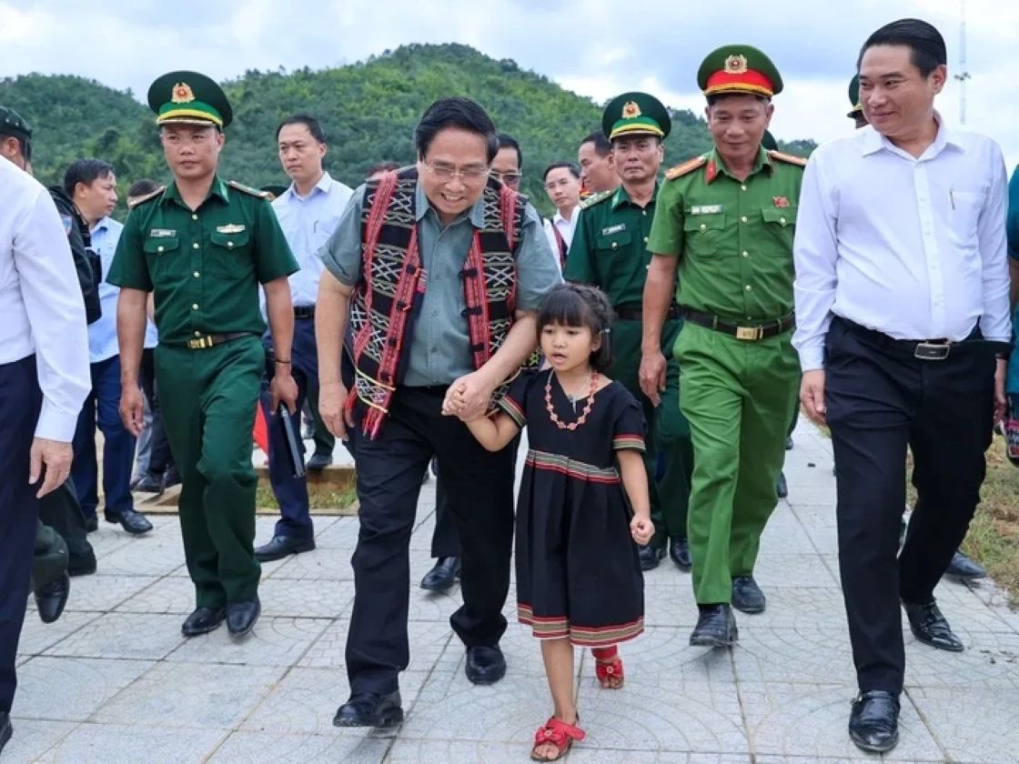 Thu tuong Pham Minh Chinh voi chau be nguoi dan toc thieu so tai xa Yen Khuong, Thanh Hoa. Anh: T.L