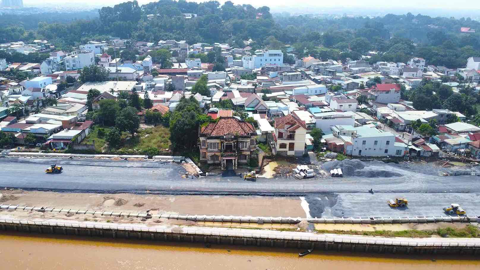 Thi cong “nan” tuyen duong doan di qua khu vuc biet thu co Vo Ha Thanh. Anh: HAC