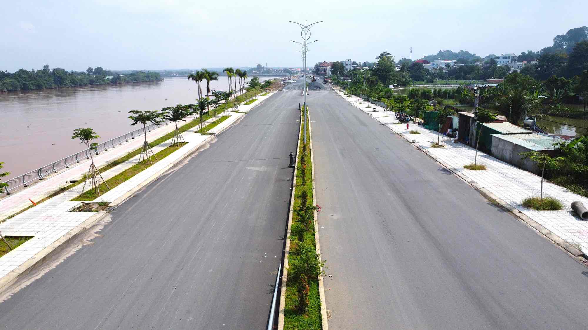 Nhieu doan tuyen da tien hanh lap dat he thong den chieu sang, dai phan cach, via he, trong cay xanh tao canh quan ven song Dong Nai. Anh: HAC