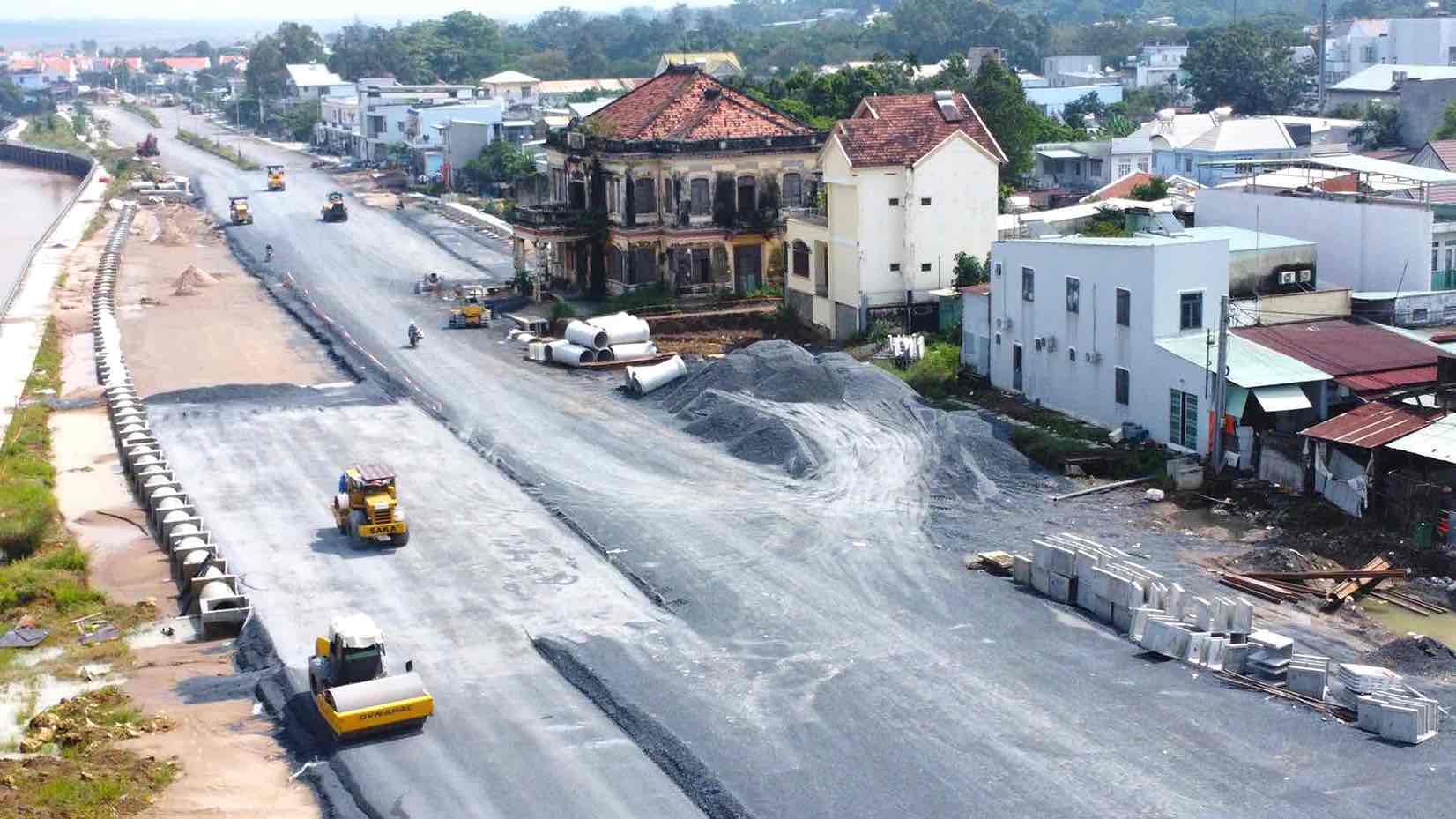 Doan tuyen thi cong du an di qua biet phu Vo Ha Thanh dang duoc nha thau day nhanh tien do thi cong, dam bao hoan thanh trong nam 2025. Anh: HAC