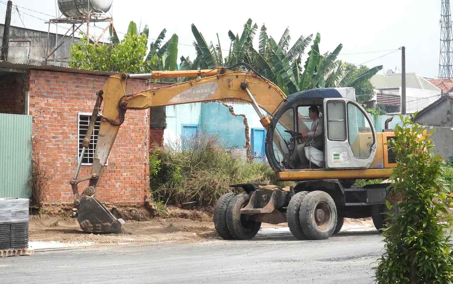 Thi cong via he du an duong ven song Dong Nai. Anh: HAC
