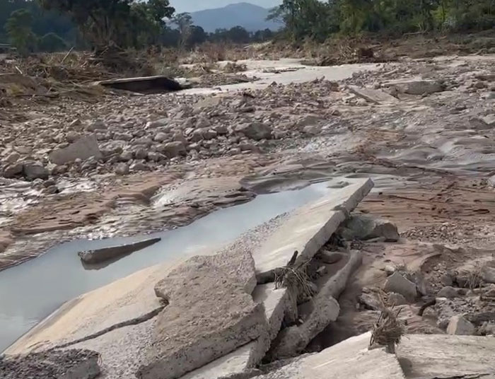 嵐の後、洪水によりスロコミューンのハッハ村への道が流されました。写真: タイン・トゥアン