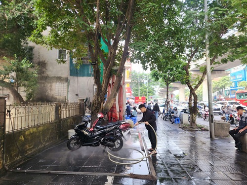 Rửa xe trên vỉa hè, chuyện nhỏ nhưng gây bức xúc lớn cho người dân. Ảnh: Minh Hạnh 