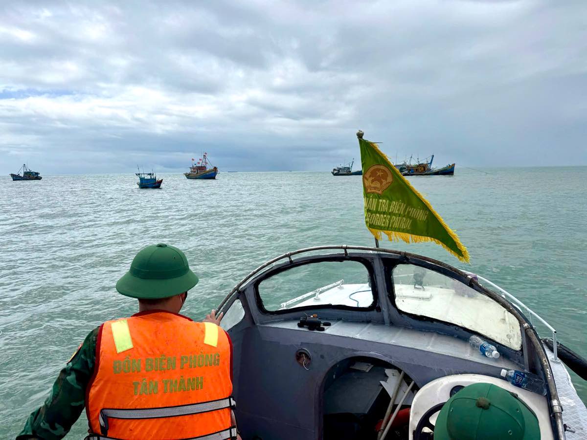 Bo doi Bien phong dung ca no tim kiem nguoi mat tich hon 8.11. Anh: Pham Duy 