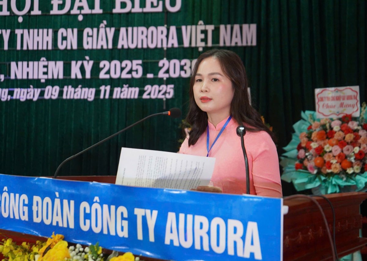 Chu tich Cong doan Cong ty TNHH Cong nghiep giay Aurora Viet Nam Dong Thi Phuong phat bieu khai mac Dai hoi. Ảnh: Mai Dung