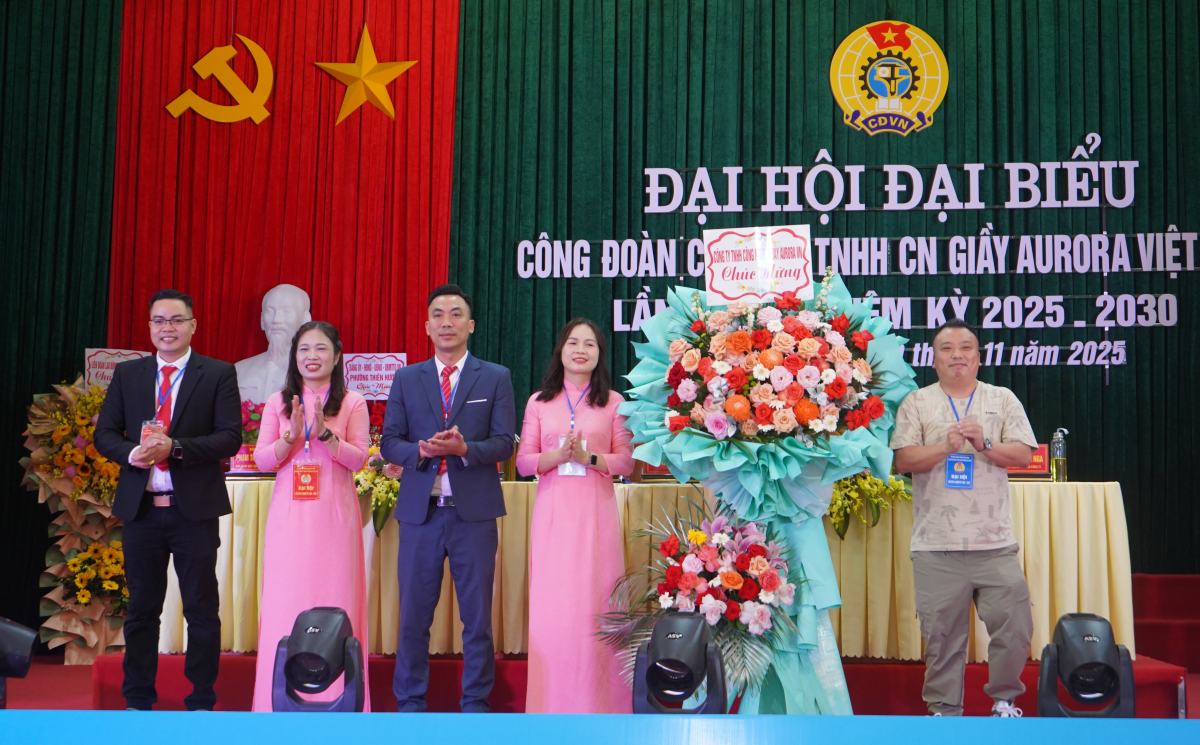 Ban Lanh dao Cong ty TNHH Aurora Viet Nam tang hoa chuc mung Dai hoi. Ảnh: Mai Dung