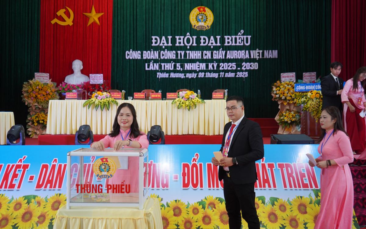 Overview of the meeting of the Executive Board of the Trade Union of Aurora Viet Nam Shoes Industrial and Service Company Limited. Photo: Mai Dung