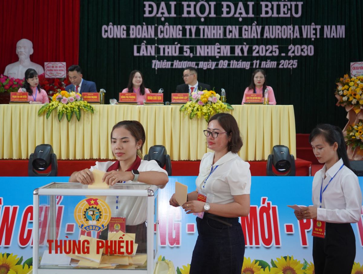 Nguoi lao dong bo phieu bau Ban Chap hanh Cong doan nhiem ki 2025-2030. Ảnh: Mai Dung