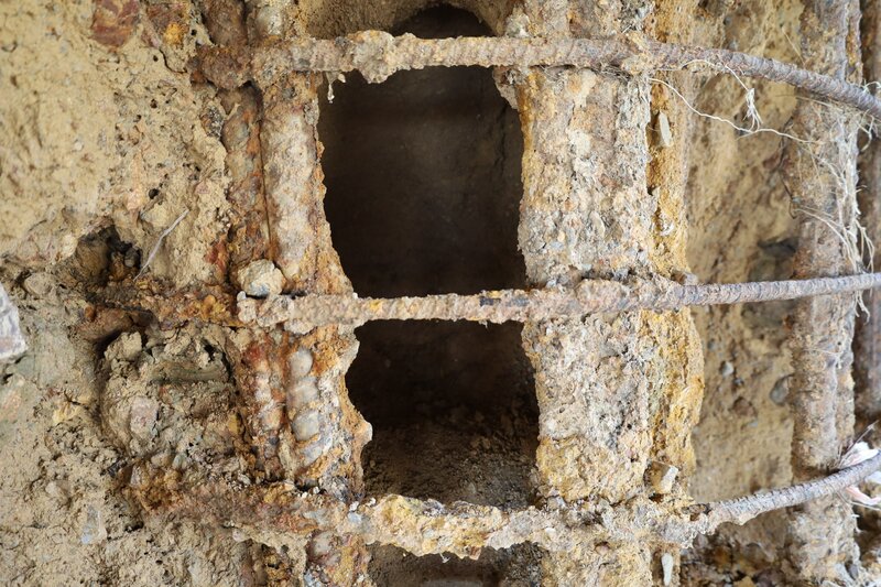 Coc cua tru T3 cau song Lo mat di lop betong bao ve, tro cot thep hoen gi. Anh: To Cong.