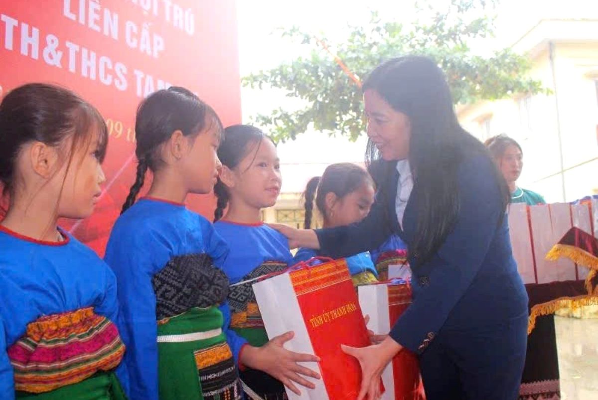 Dai dien lanh dao tinh Thanh Hoa tang qua cac hoc sinh tai le khoi cong o cac diem  