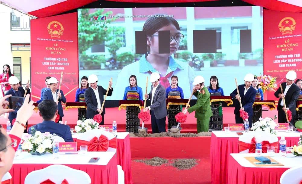 Khong khi ron rang le khoi cong tai diem