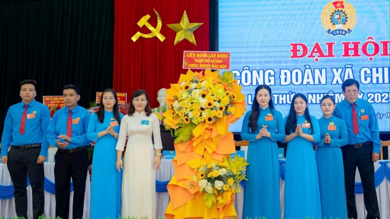 Lanh dao Cong doan Da Nang tang hoa chuc mung Dai hoi Cong doan xa Chien Dan. Anh: DVCC