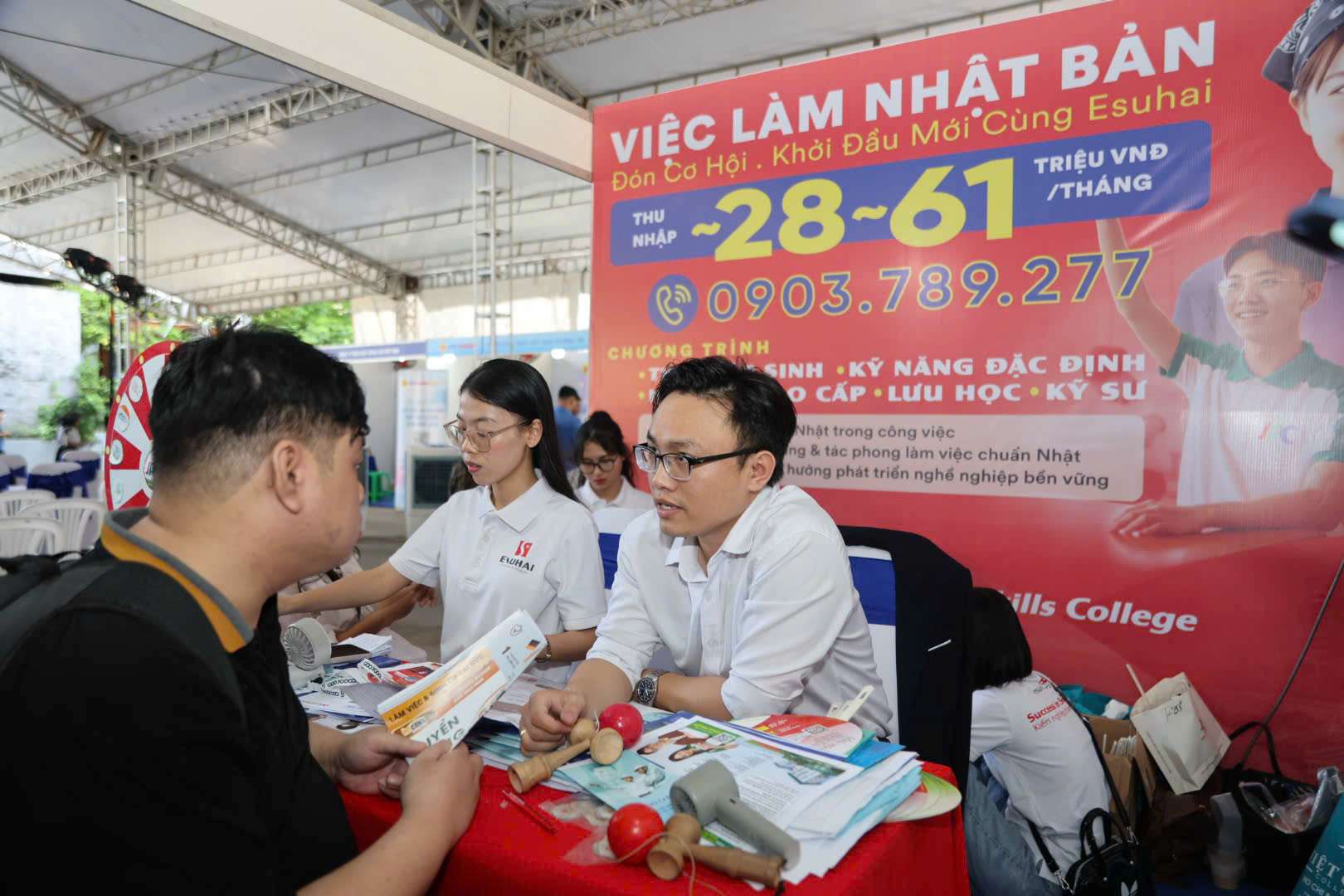Nguoi tre tim hieu thong tin tai ngay hoi viec lam - Job Link 2025. Anh: Hoang Trieu