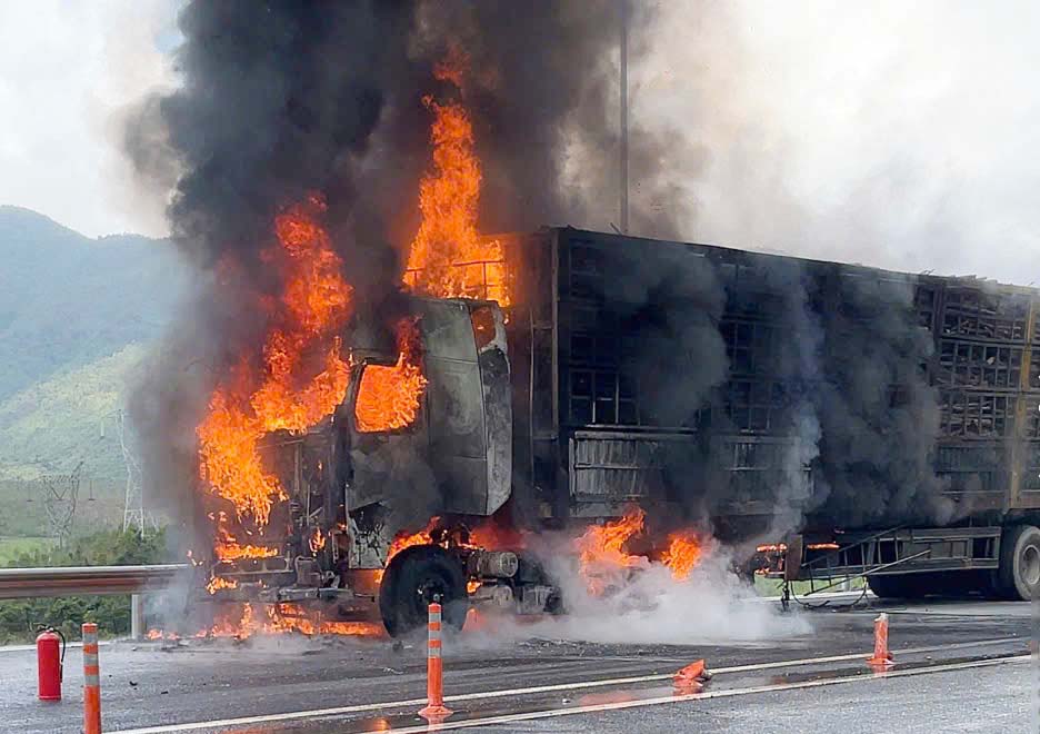 The tractor trailer caught fire fiercely on the Ha Tinh highway. Photo: Vu Tuan.