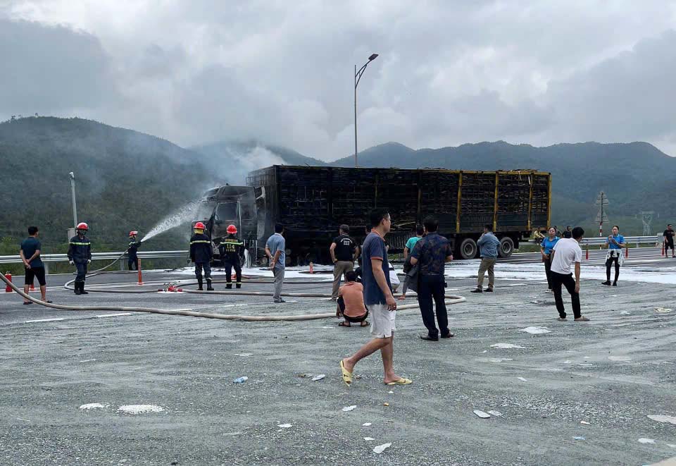 Canh sat chua chay dap lua. Anh: Vu Tuan.