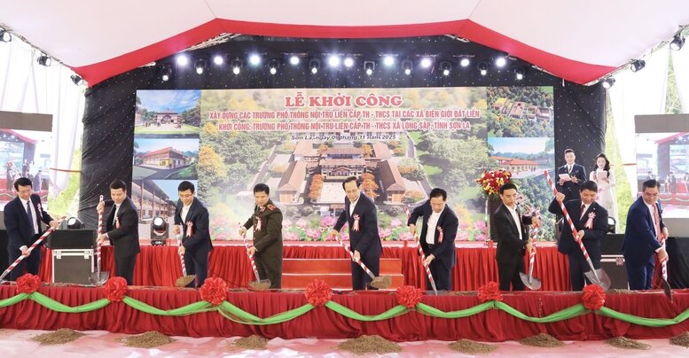 Cac dai bieu thuc hien nghi thuc khoi cong Truong Pho thong noi tru lien cap TH - THCS xa Long Sap, tinh Son La. Anh: Manh Hung