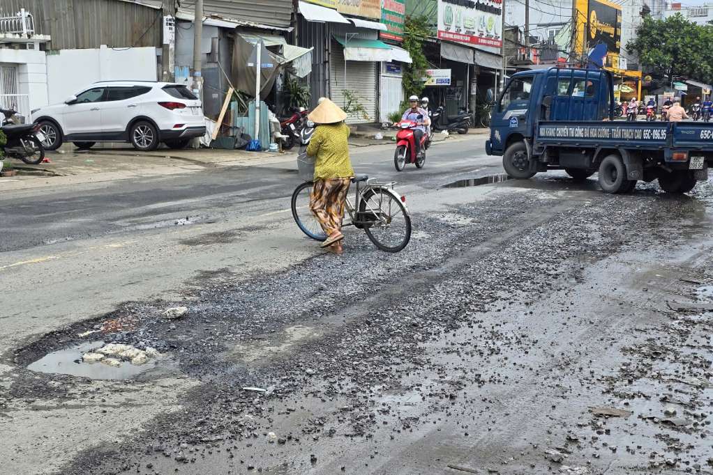 Tren duong Cach mang Thang Tam (Quoc lo 91) – tuyen giao thong huyet mach cua thanh pho xuat hien hang loat o ga, o voi.
