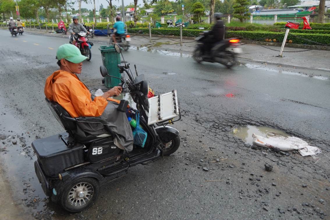 Anh Tran Van Tan (33 tuoi, xa Truong Thanh, TP Can Tho) chia se, nhieu lan anh bi truot banh xe, nhat la khi nuoc dang cao che lap mat duong.