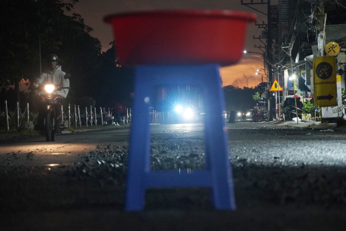 Nhieu vat dung duoc nguoi dan mang ra de canh bao cho nguoi di duong.