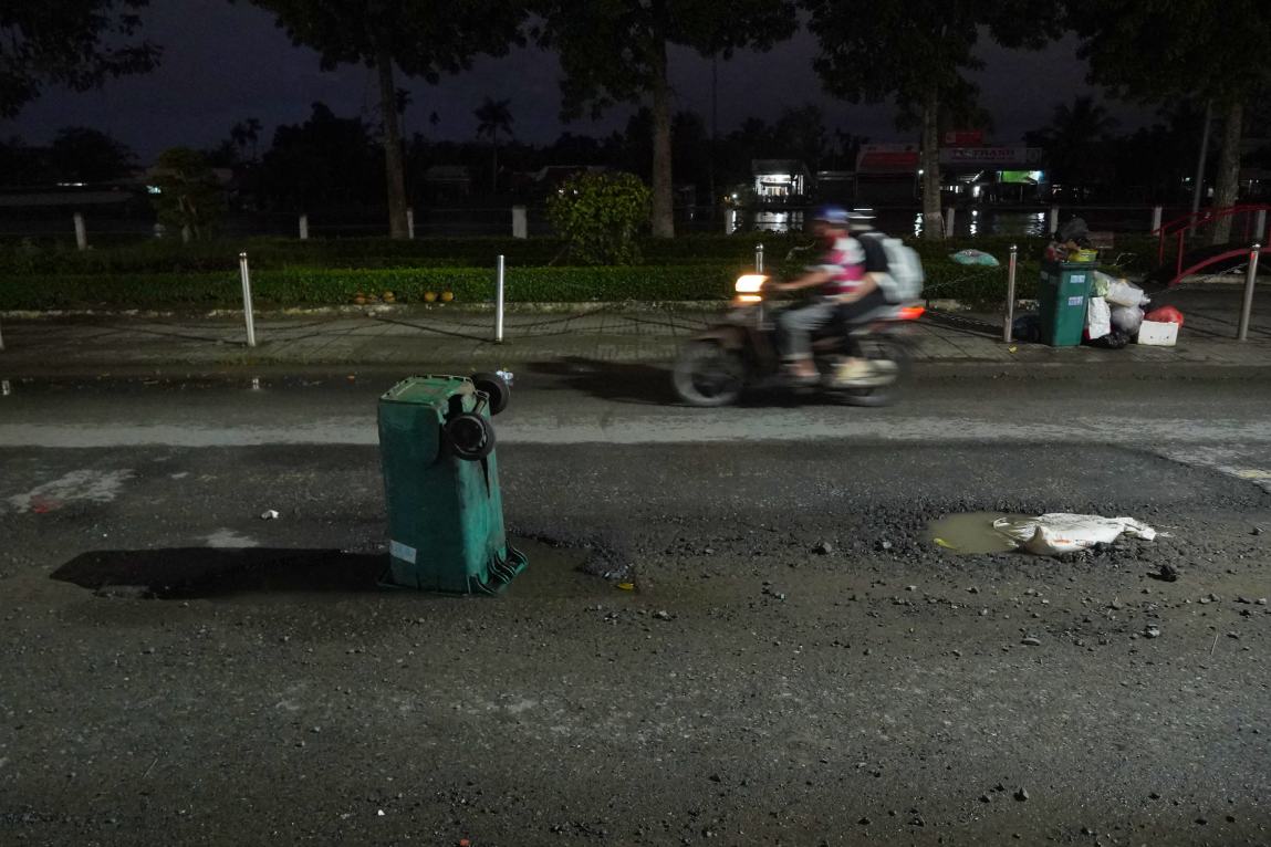Ba Nguyen Ngoc Thanh - Chu tich UBND xa Phong Dien cho biet, xa moi chia tach nen nguon kinh phi han che. Neu duoc ho tro, dia phuong se som trien khai sua chua, nang cap cac tuyen duong xuong cap.