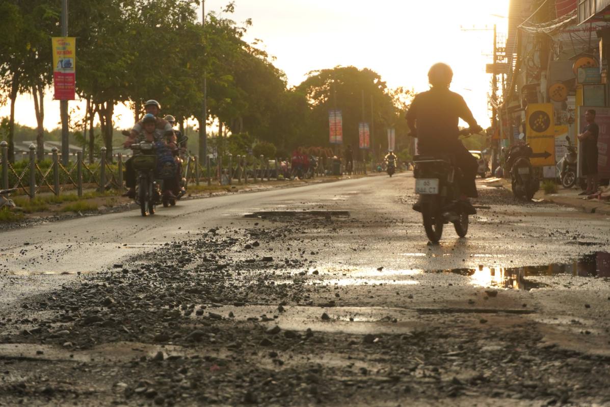 Nhieu doan duong bi nut ne, bong troc sau cac dot ngap, gay nguy hiem cho nguoi dan khi luu thong.