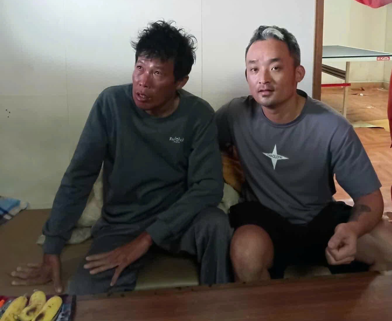 Anh Phan Duy Quang (ben trai) luc duoc mot tau hang cuu song o vung bien Tam Quang, Gia Lai. Anh: Tuyet Linh