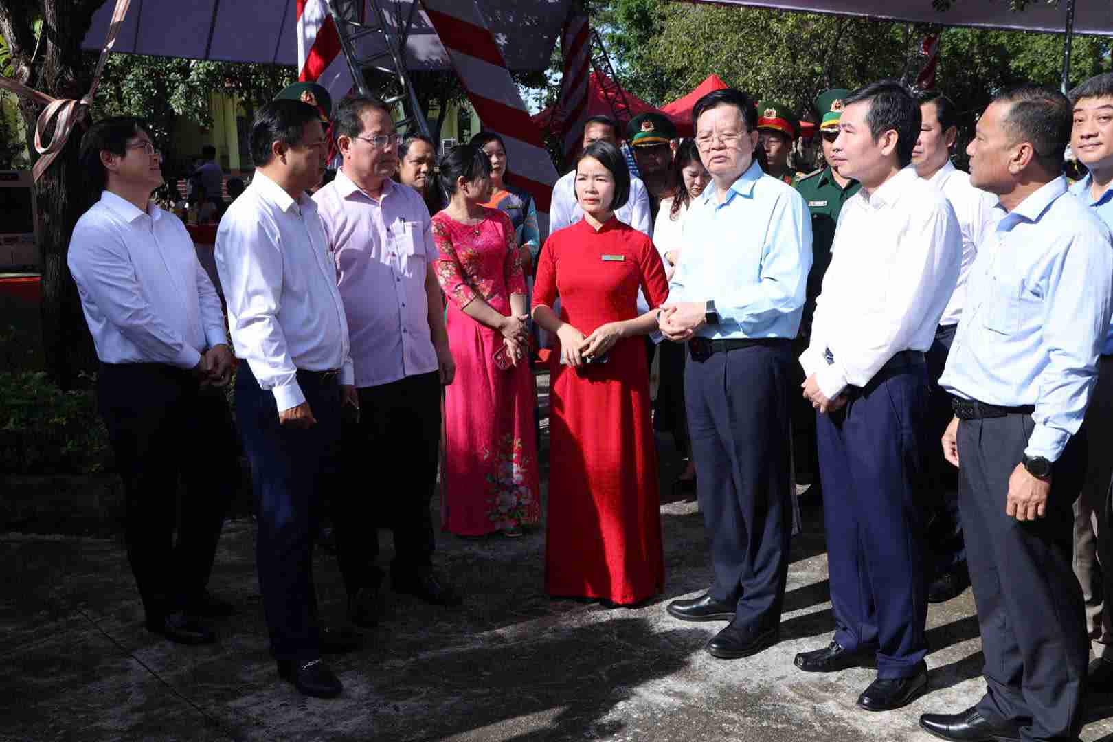 Uy vien Trung uong Dang, Pho Thu tuong Chinh phu Mai Van Chinh (thu 3 tu phai sang) danh gia cao cong tac to chuc cho le khoi cong cua chinh quyen dia phuong. Anh: Bao Trung