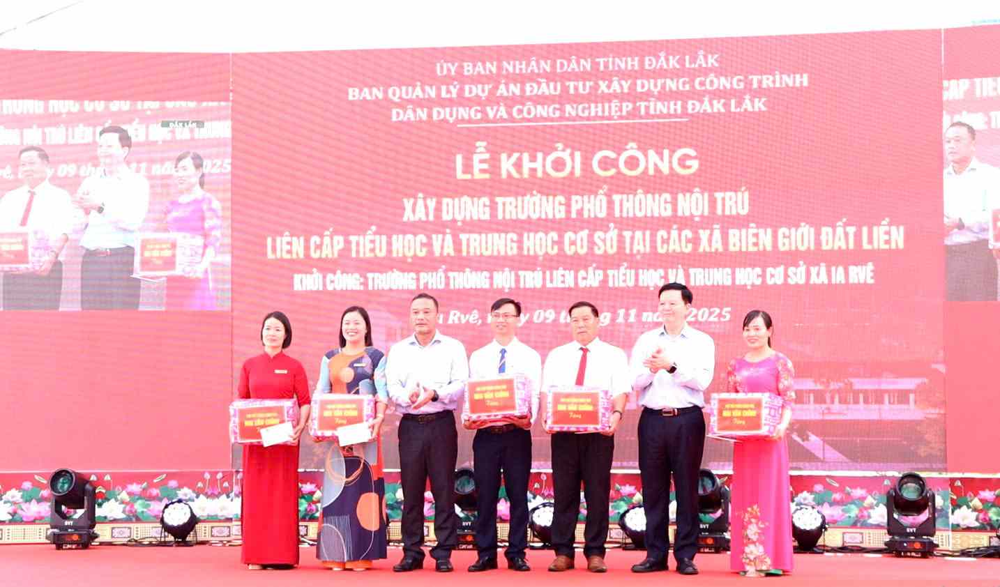 Uy vien Trung uong Dang, Pho Thu tuong Chinh phu Mai Van Chinh tang qua cho cac giao vien xa bien gioi. Anh: Bao Trung