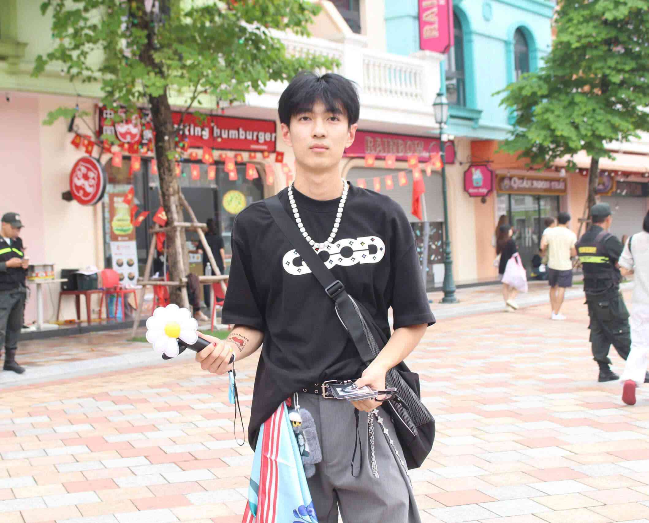 Jin Zheng Ming (fan ham mo den tu Trung Quoc) hao huc toi cho checkin concert cua G-Dragon tu som de duoc xem den dien thu hai cua ong hoang K-pop.