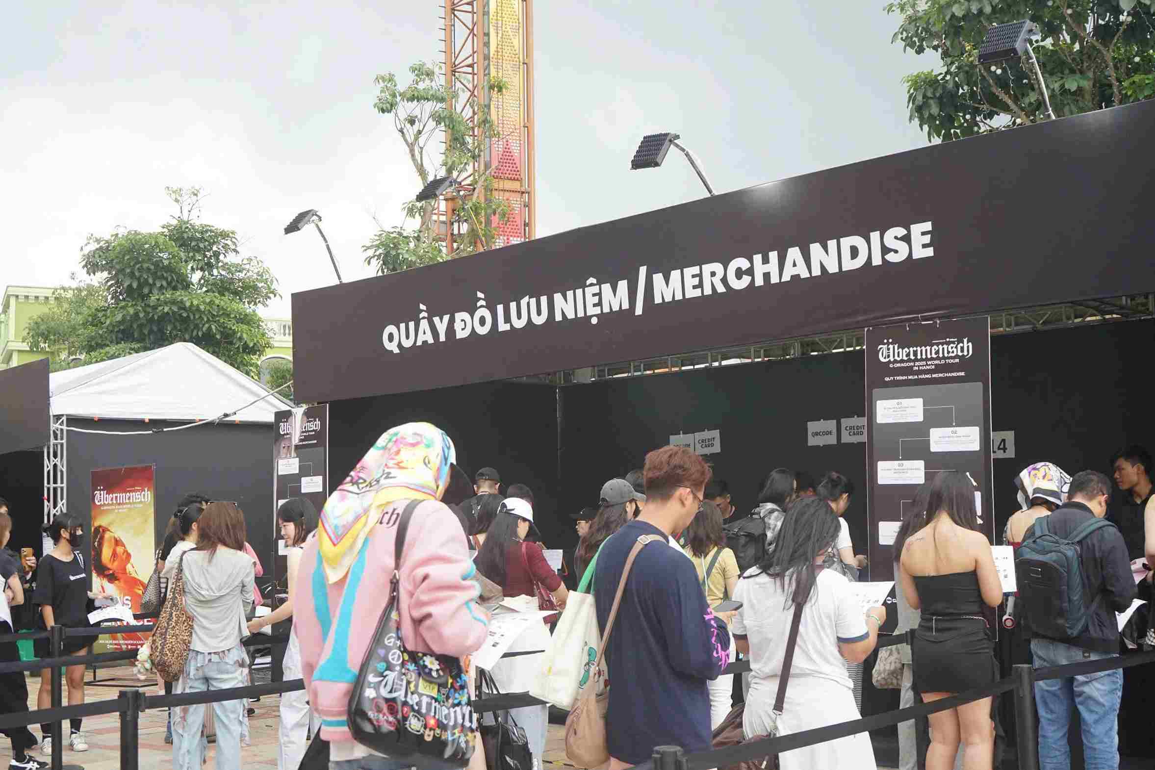 Nguoi ham mo xep hang cho doi vong tay, lay qua luu niem tu som tai G-DRAGON 2025 WORLD TOUR [Übermensch]. Ảnh: Le Tuyen