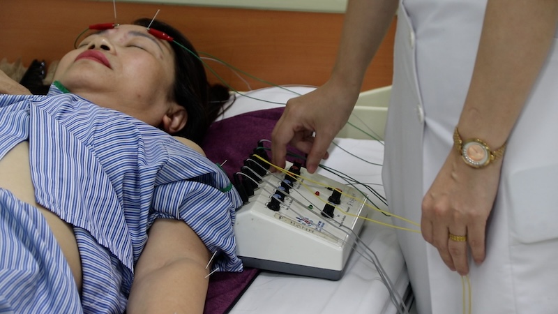 Ba Tran Thi Van, benh nhan den tu Ninh Binh dang dieu tri tai Benh vien Cham cuu Trung uong. Anh: My Linh