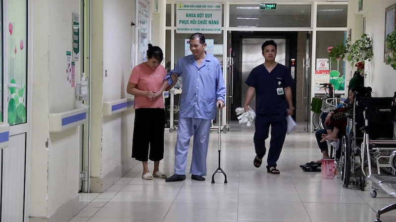 The acupuncture method is opening the way to recovery for many patients after complications. Photo: My Linh