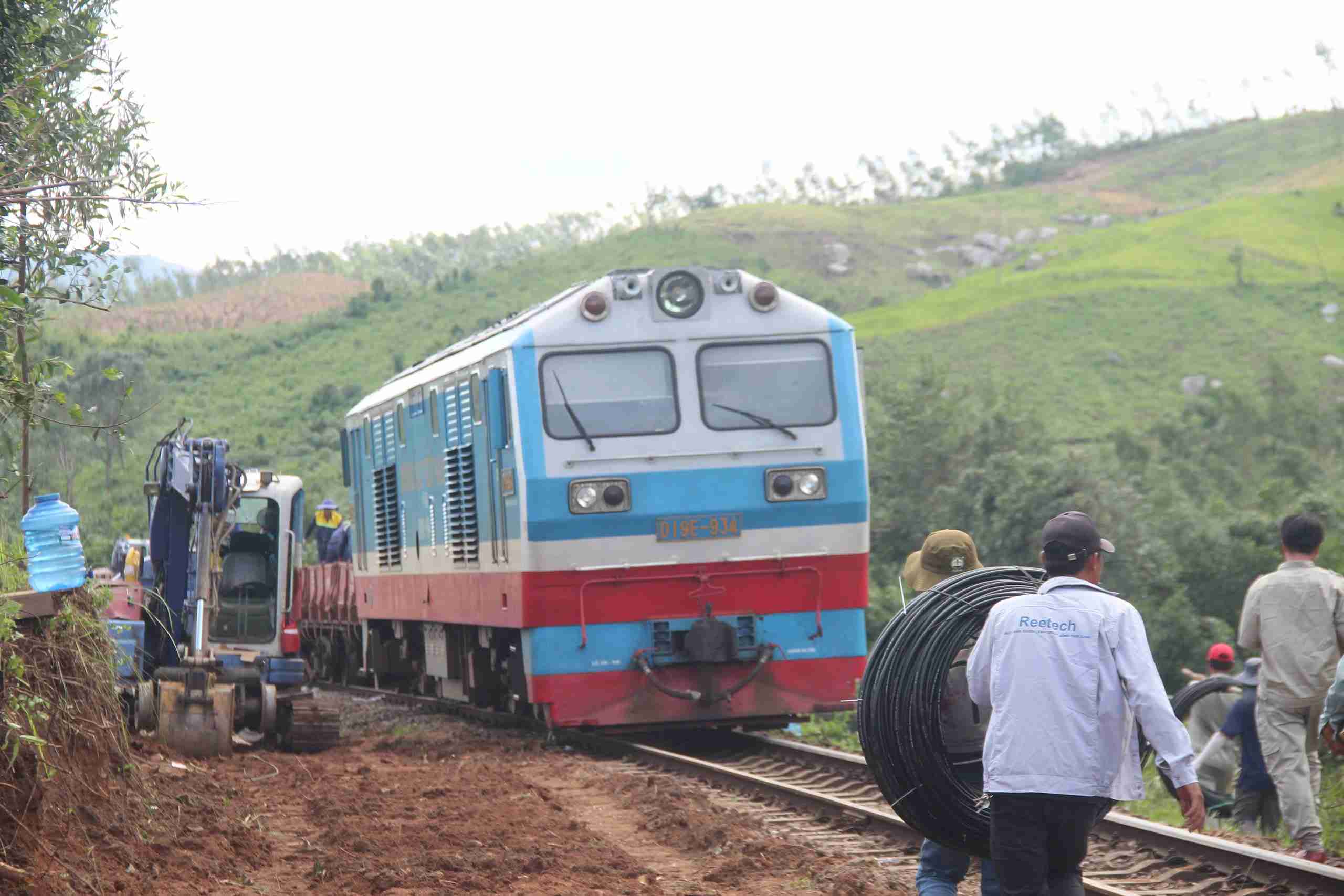 Tu sau khi xay ra su co, toan bo cac chuyen tau Bac - Nam qua khu vuc Dak Lak bi gian doan. Nganh duong sat da duy tri mot so chuyen van tai hang hoa bang phuong an tang bo.