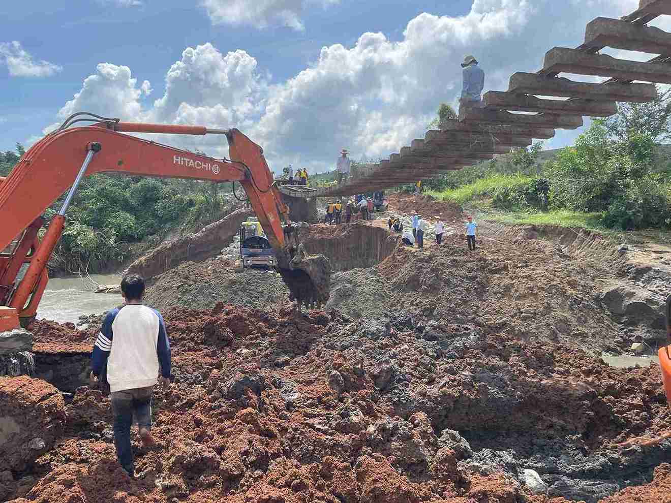 Cac thiet bi ky thuat, con nguoi duoc huy dong den de khac phuc “cau treo” ray duong sat sau bao so 13 Kalmaegi. Anh: Huu Long
