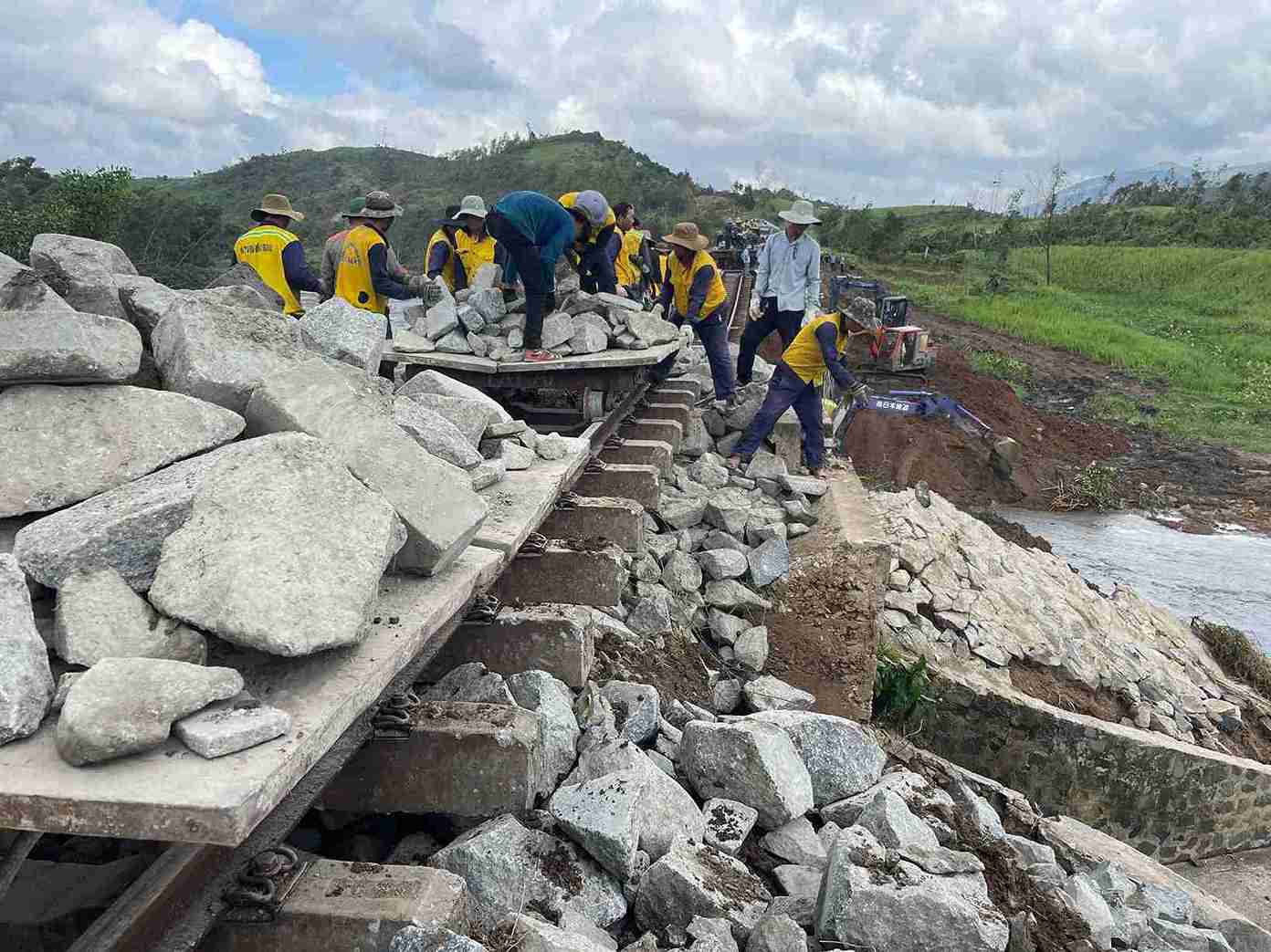 “Dia chat khu vuc phuc tap nen chua the khang dinh thoi diem thong tuyen chinh xac”, chi huy cong truong thong tin.
