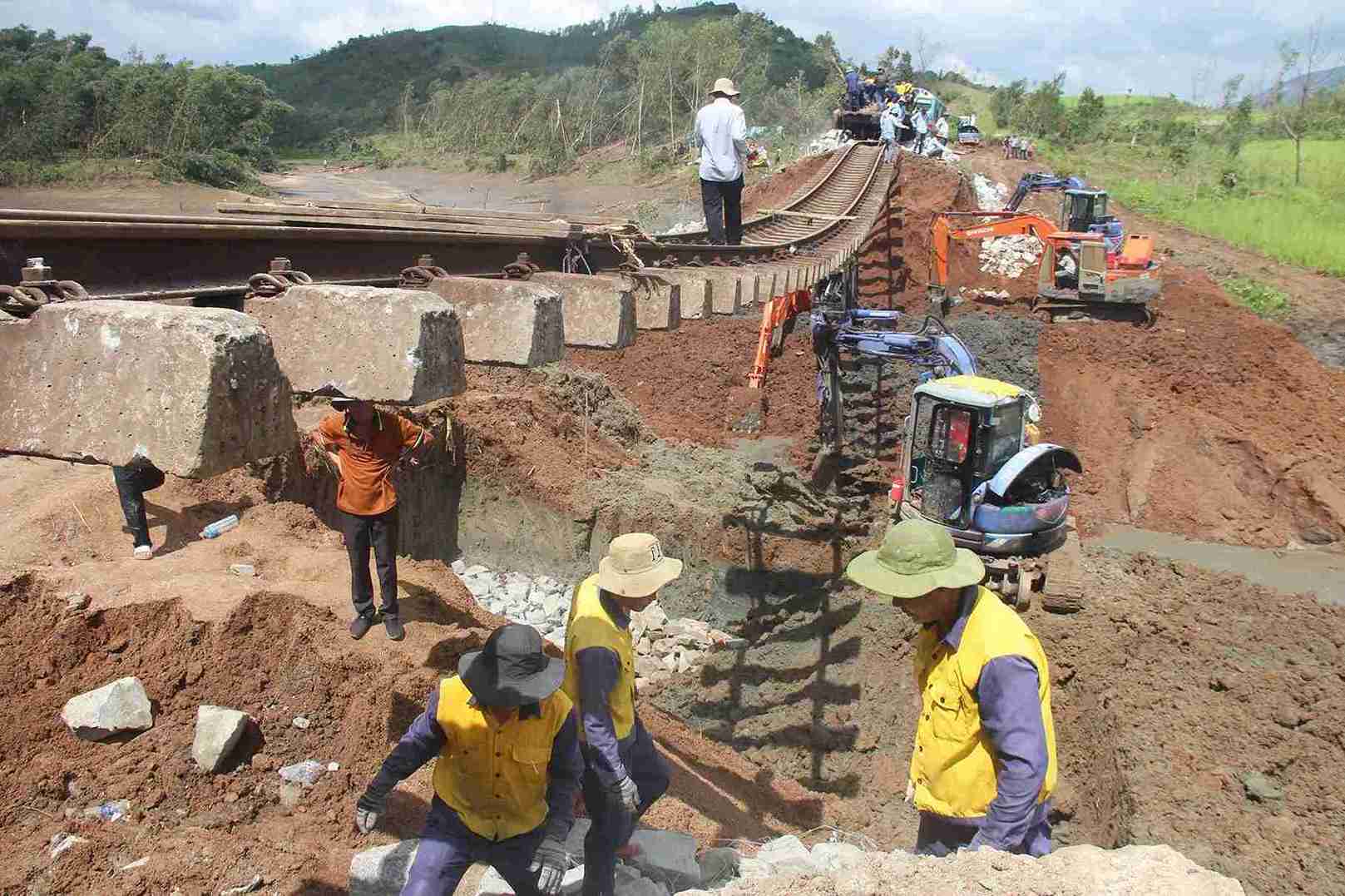 Sang 9.11, tai hien truong xa Xuan Lanh, hang tram cong nhan cung phuong tien co gioi cua nganh duong sat dang khan truong thi cong khac phuc su co. Theo Ban Chi huy khac phuc, doan nen duong sat bi xoi lo dai khoang 100m, khien ray treo lo lung, khong the van hanh.