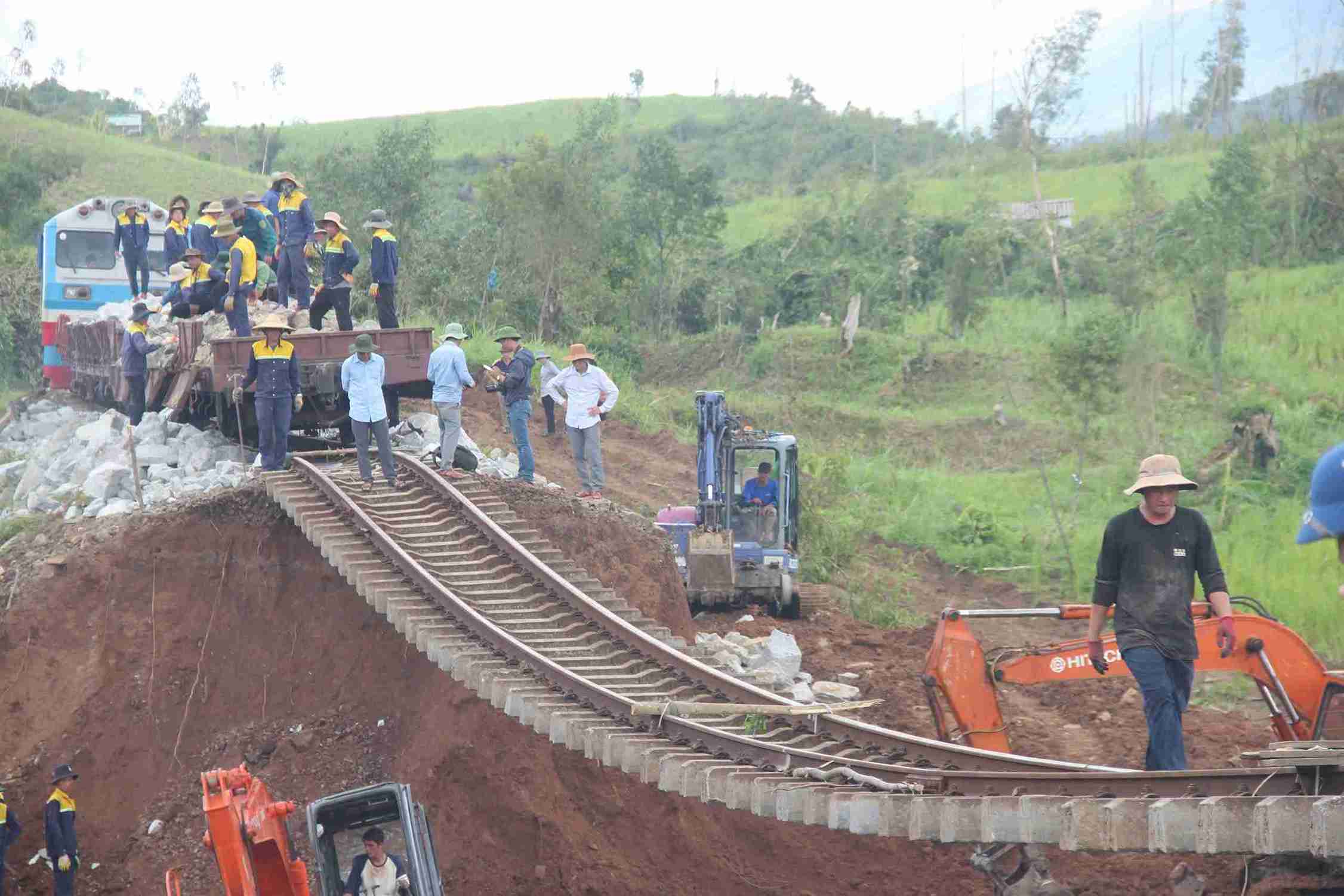 태풍 13호 칼마에기 이후 철도 레일 산사태 사고를 긴급히 복구하기 위해 노동자들이 증원되었습니다. 사진: 흐우롱