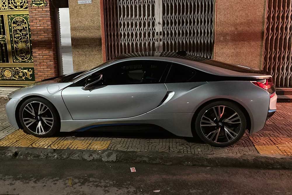 El BMW i8 plateado mantiene su diseño original cuando aparece en Can Tho. Foto: Ngo Nguyen