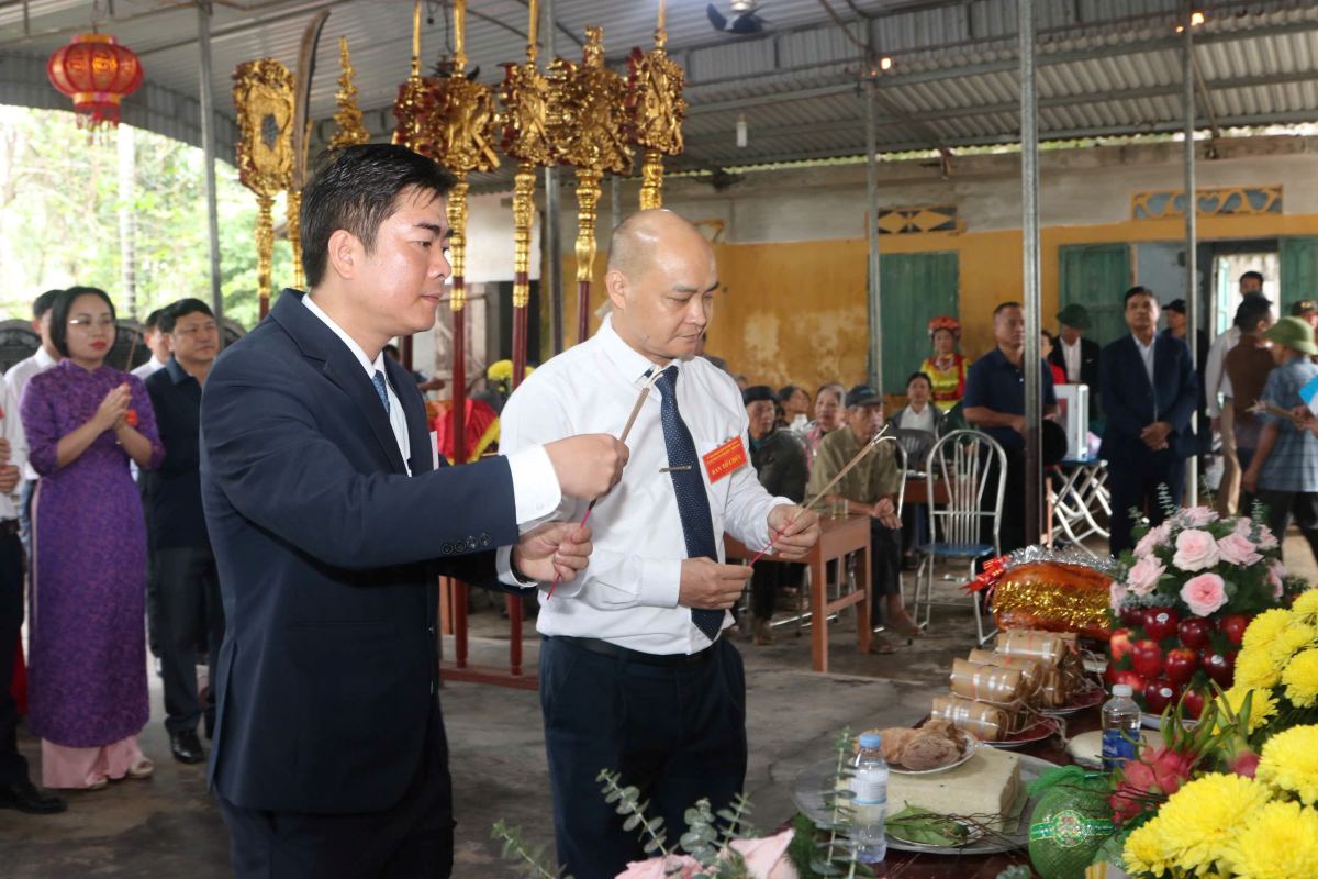 Cac dai bieu dang huong tai di tich mieu Lac. Ảnh: Viet Cuong