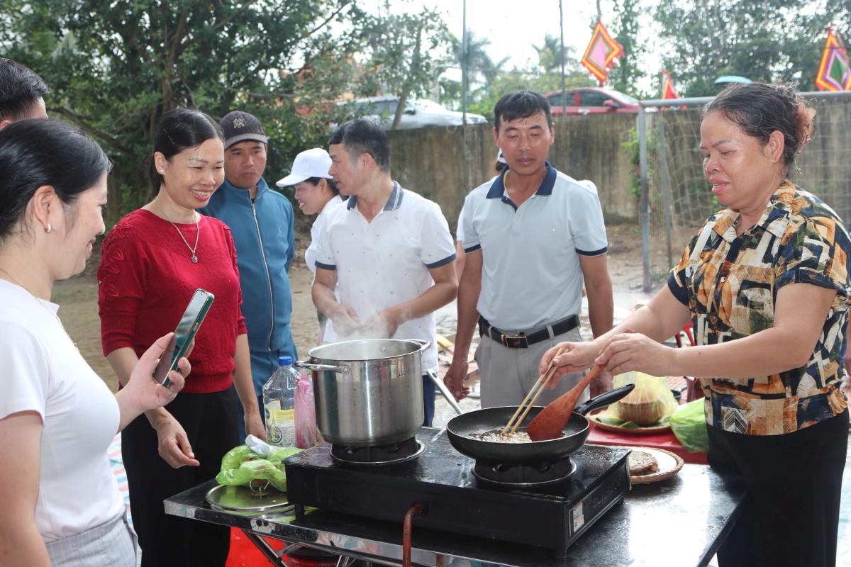 Nguoi dan xa Vinh Thuan phan khoi tham gia le hoi Ruoi lan dau to chuc tai di tich mieu Lac. Ảnh: Viet Cuong
