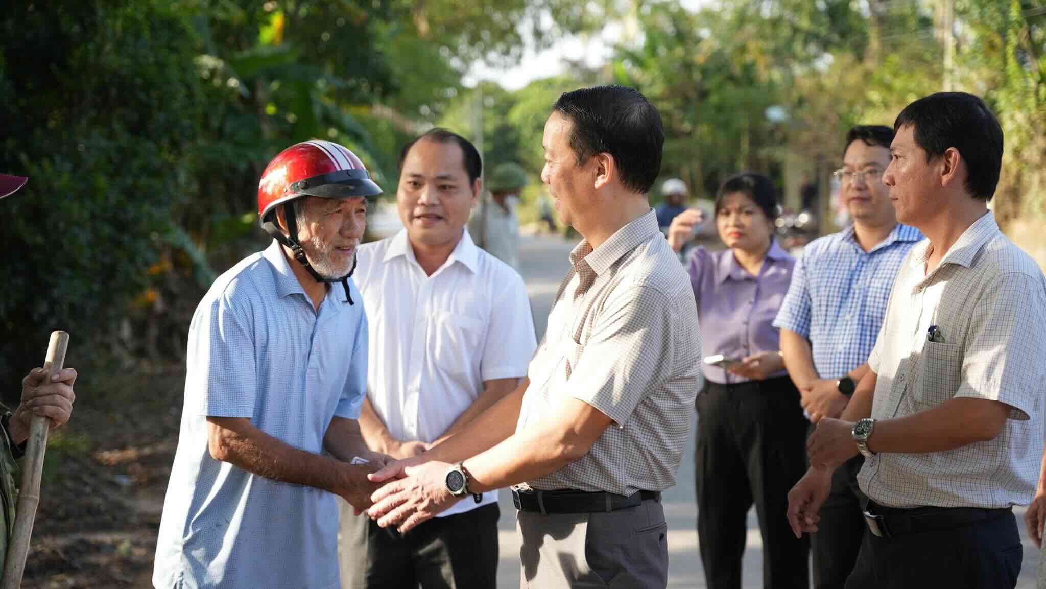 Chairman of Hue City People's Committee Phan Thien Dinh encouraged people to participate in cleaning up after floods. Photo: N. Minh.
