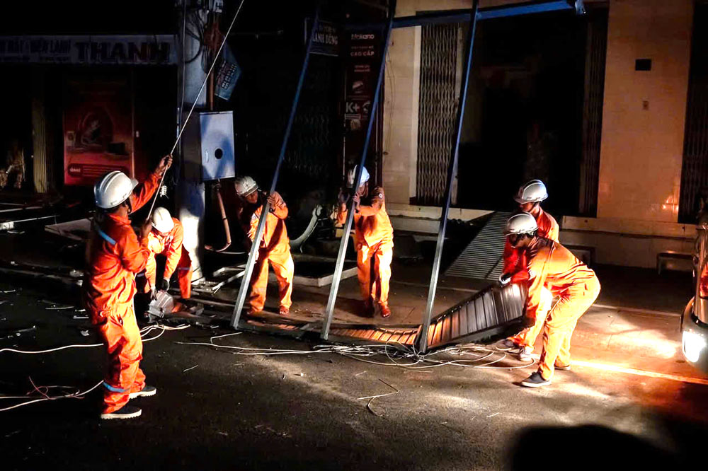 Central Power Company increased 1,000 more workers, working overnight to support Gia Lai and Dak Lak to restore the power grid after storm No. 13. Photo: EVNCPC