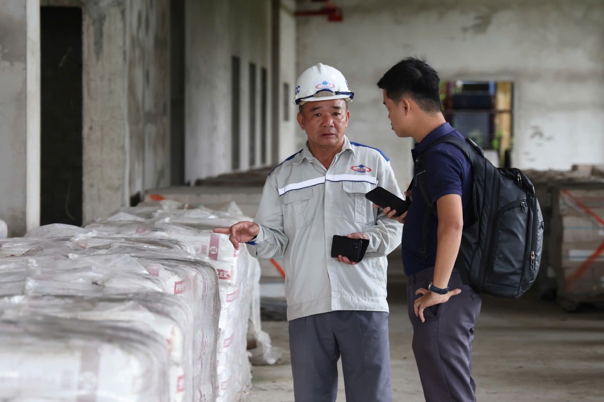 Trao doi voi phong vien Bao Lao Dong, ong Pham Quang Dung - Can bo dieu hanh (Ban dieu hanh xay dung du an Benh vien Ung buou TP Can Tho, nha thau Tong Cong ty Xay dung Bach Dang) cho biet, viec dung thi cong trong nhieu nam qua da gay thiet hai rat lon cho don vi, khong the thong ke chinh xac ve tai chinh.