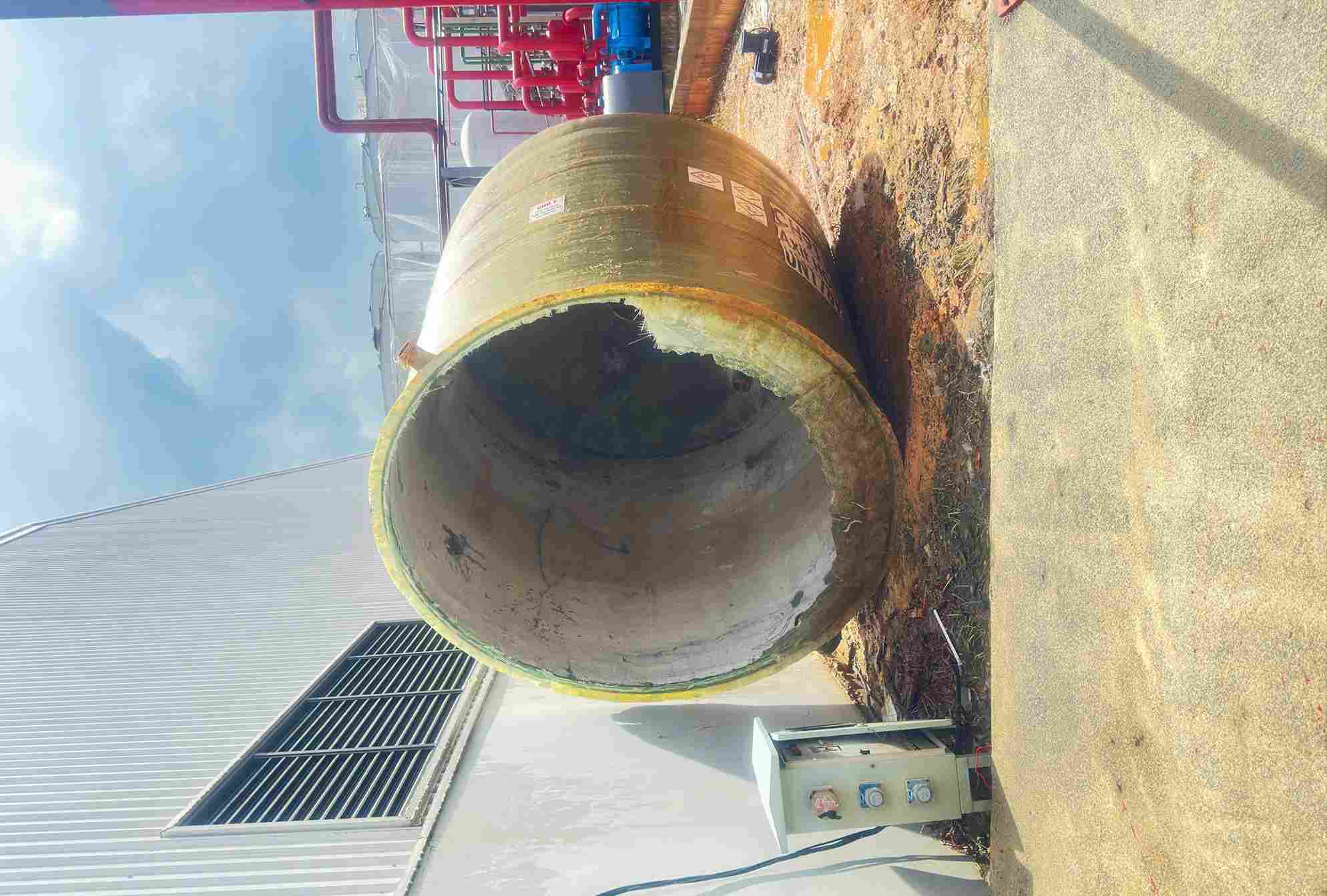 Bon chua axit phat no tai hien truong. Anh: Hai Duong