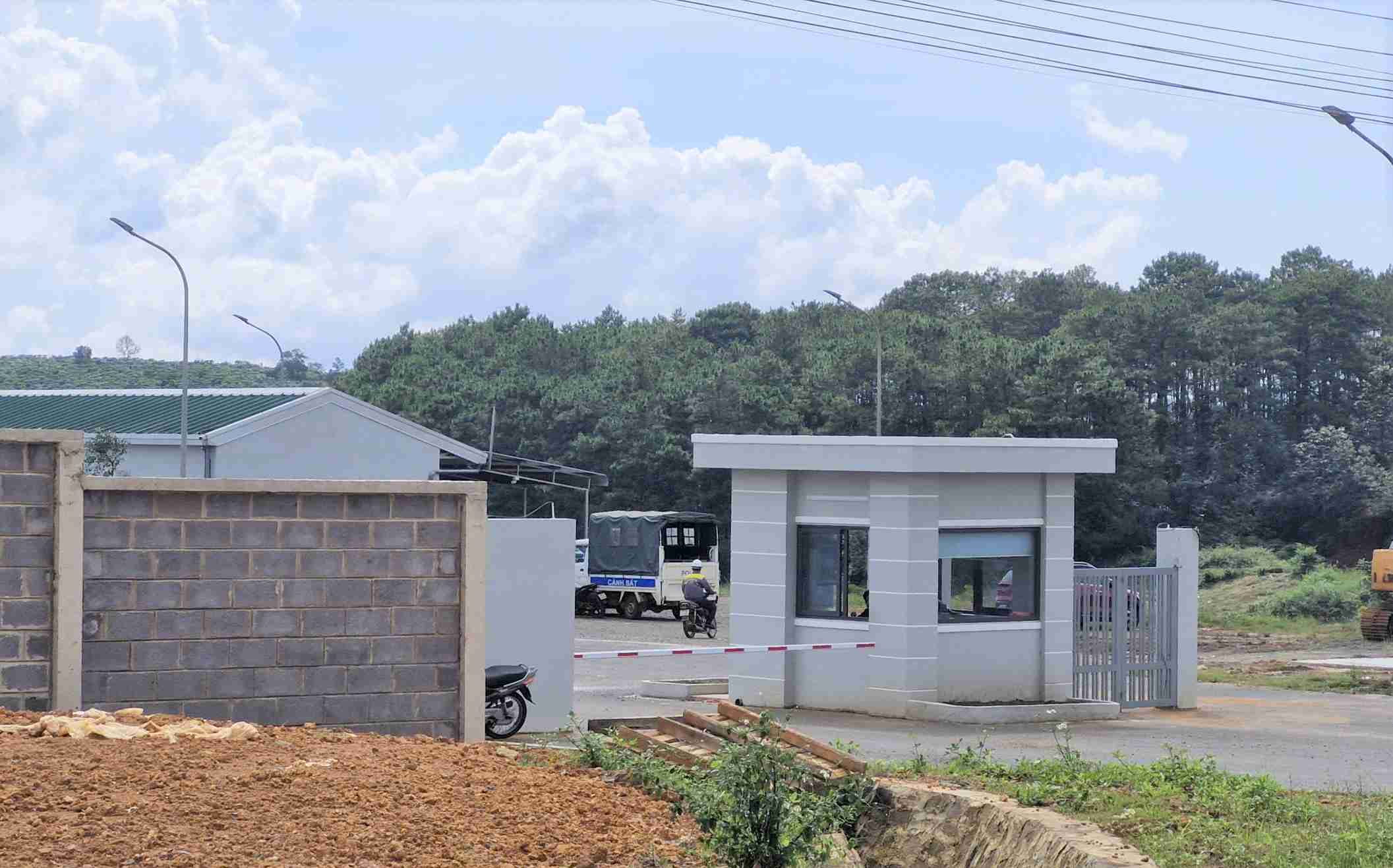 Co quan dieu tra Cong an tinh Lam Dong dang co mat dieu tra, lam ro nguyen nhan vu no. Anh: Hai Duong